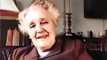 Foto da psicanalista Melanie Klein sentada e sorrindo. A foto ilustra o artigo Melanie Klein: A Pioneira na Psicanálise Infantil e nas Relações Objetais do blog Homero Monaco do site online psicanalista.
