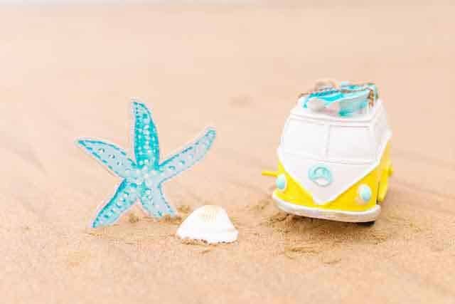 Foto de uma caixa de areia com um carrinho, uma estrela do mar e uma conhca simulando um Sandplay. A foto ilustra o artigo "Terapia da Brincadeira" escrito pelo psicanalista Homero Monaco para o site online psicanalista.