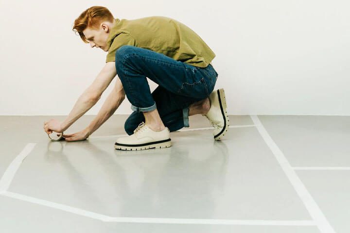 Foto de um homem ajoelhado no chão, traçando limites com fitas adesivas. A foto ilustra o artigo Por que desconstruir os seus padrões comportamentais por meio da sua aceitação e da sua transformação escrito pelo psicanalista Homero Mônaco para o site Online Psicanalista.Foto de uma menina com perna levantada como se fosse pisar na lente da câmera que a fotografa. A foto ilustra o artigo 10 Maneiras como a Psicanálise Melhora os Relacionamentos Interpessoais escrito pelo psicanalista Homero Mônaco para o site Online Psicanalista.