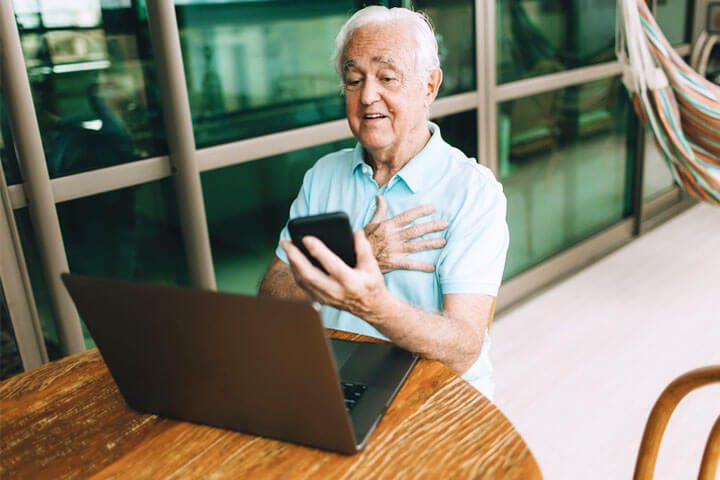 Foto de um homem de meia idade, sentado na área externa de um café. com o seu notebook na frente, e o celular na mão fazendo uma chamada de vídeo. A foto ilustra o artigo Por que desconstruir os seus padrões comportamentais por meio da sua aceitação e da sua transformação escrito pelo psicanalista Homero Mônaco para o site Online Psicanalista.Foto de uma menina com perna levantada como se fosse pisar na lente da câmera que a fotografa. A foto ilustra o artigo 10 Maneiras como a Psicanálise Melhora os Relacionamentos Interpessoais escrito pelo psicanalista Homero Mônaco para o site Online Psicanalista.