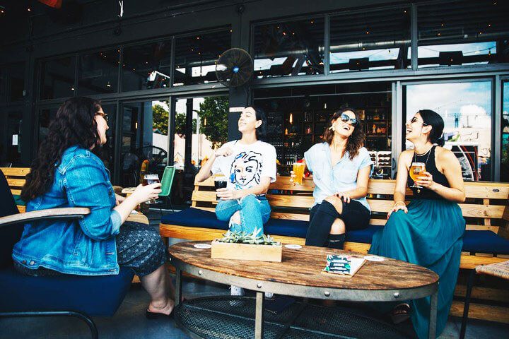 Foto de 4 amigas sentadas em uma banco de madeira, em frente a um restaurante, conversando e rido fortalecendo a relação de amizade entre elas. A foto ilustra o artigo Por que desconstruir os seus padrões comportamentais por meio da sua aceitação e da sua transformação escrito pelo psicanalista Homero Mônaco para o site Online Psicanalista.Foto de uma menina com perna levantada como se fosse pisar na lente da câmera que a fotografa. A foto ilustra o artigo 10 Melhores Maneiras para Construir a Resiliência Emocional com a Psicanálise escrito pelo psicanalista Homero Mônaco para o site Online Psicanalista.