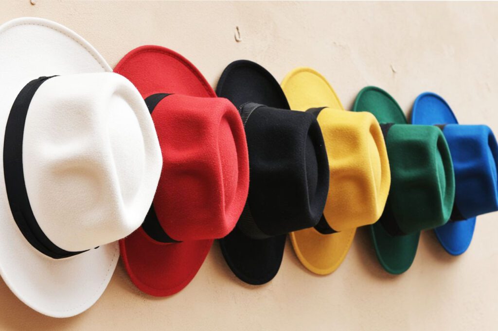 Foto de 6 chapéus iguais pendurados na parede. As cores de cada um são na sequência: branco, vermelho, preto, amarelo, verde e azul. A foto ilustra o artigo Por que desconstruir os seus padrões comportamentais por meio da sua aceitação e da sua transformação escrito pelo psicanalista Homero Mônaco para o site Online Psicanalista.Foto de uma menina com perna levantada como se fosse pisar na lente da câmera que a fotografa. A foto ilustra o artigo 10 Técnicas Criativas para o Sucesso na Resolução de Problemas escrito pelo psicanalista Homero Mônaco para o site Online Psicanalista.