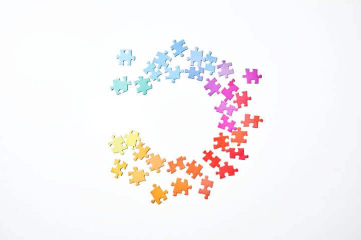 Foto de peças de quebra cabeça coloridas e soltas, formando um círculo que não se fecha. A foto ilustra o artigo Por que desconstruir os seus padrões comportamentais por meio da sua aceitação e da sua transformação escrito pelo psicanalista Homero Mônaco para o site Online Psicanalista.Foto de uma menina com perna levantada como se fosse pisar na lente da câmera que a fotografa. A foto ilustra o artigo 5 Dicas Confiáveis para Reconhecer Padrões Destrutivos escrito pelo psicanalista Homero Mônaco para o site Online Psicanalista.