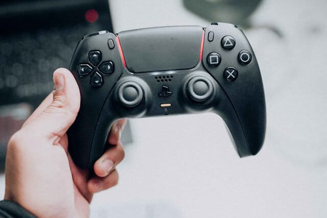 Foto de uma mão segurando um joystick representando os gatilhos emocionais. A foto ilustra o artigo Compreenda 80% das suas motivações ocultas por trás das suas ações escrito pelo psicanalista Homero Mônaco para o site Online Psicanalista.