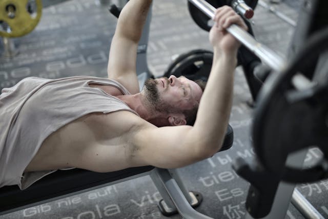 Foto de um homem deitada em uma prancha de academia, levantando peso. A foto ilustra o artigo Revelando as Forças Ocultas na Recuperação da Dependência escrito pelo psicanalista Homero Mônaco para o site Online Psicanalista.