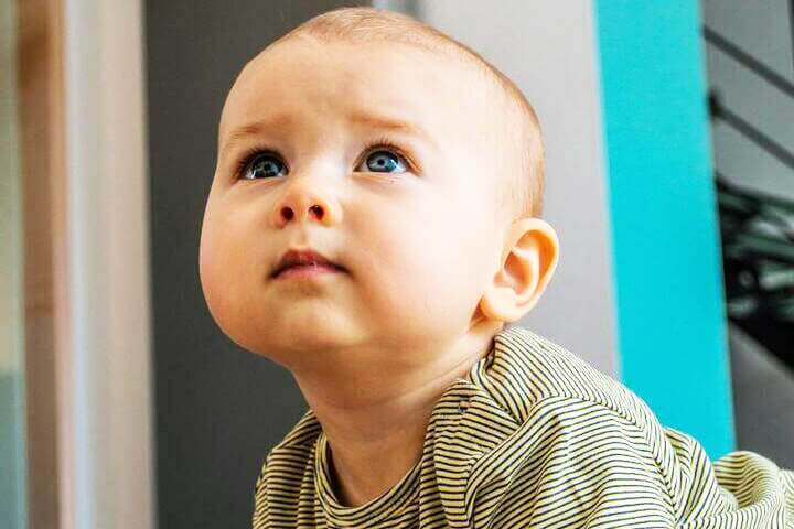 Foto de um bebê, engatinhando, olhando para cima com cara de incomodado com algo que está acontecendo. A foto ilustra o artigo 10 Maneiras Como a Terapia Psicanalítica Ajuda na Cura de Feridas Emocionais escrito pelo psicanalista Homero Mônaco para o site Online Psicanalista. Foto de uma menina com perna levantada como se fosse pisar na lente da câmera que a fotografa. A foto ilustra o artigo 10 Maneiras Como a Terapia Psicanalítica Ajuda na Cura de Feridas Emocionais escrito pelo psicanalista Homero Mônaco para o site Online Psicanalista.
